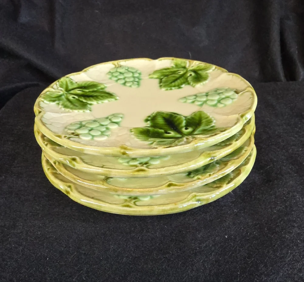 VTG Majolica Green Grapes and Leaves 1920-33 Czechoslovakia #830 7” Salad Plate